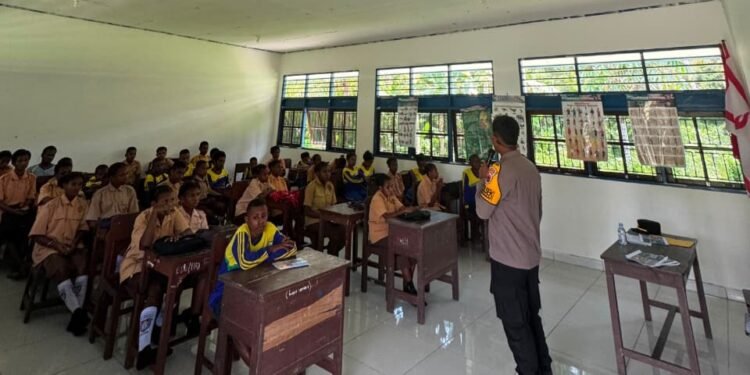 Peduli Generasi Papua, Kapolsek Pantai Barat Berikan Edukasi Hukum dan Pencegahan Narkoba