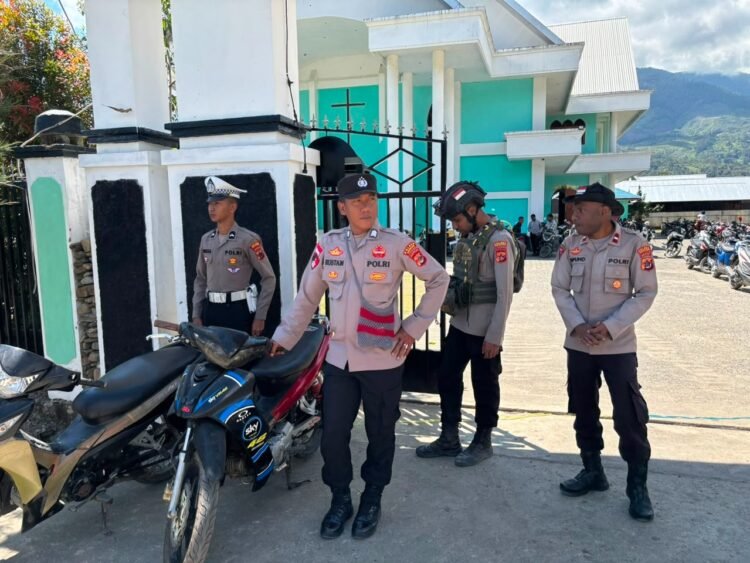 Polres Tolikara Kawal Pelaksanaan Ibadah Minggu, Pastikan Jemaat Beribadah dengan Aman dan Khusyuk