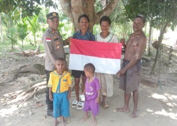 Sambut HUT Ke-81 Kemerdekaan RI, Kapolsek Senggi Bagikan Bendera Merah Putih kepada Warga