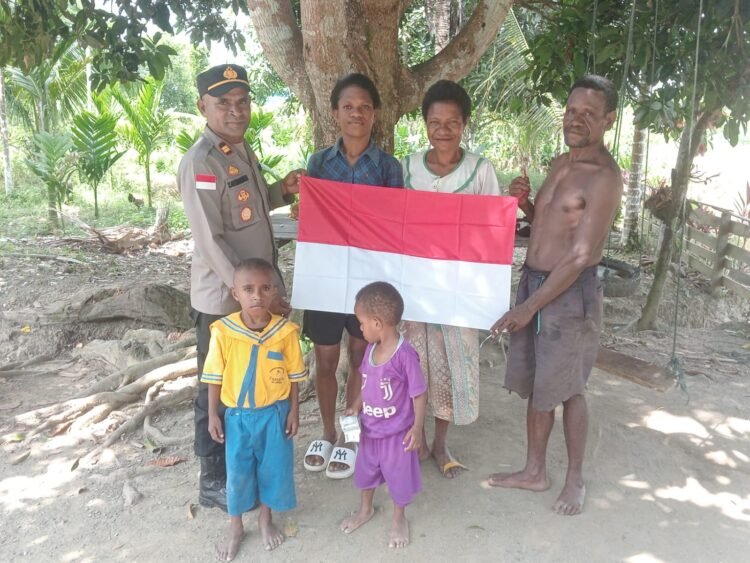 Sambut HUT Ke-81 Kemerdekaan RI, Kapolsek Senggi Bagikan Bendera Merah Putih kepada Warga
