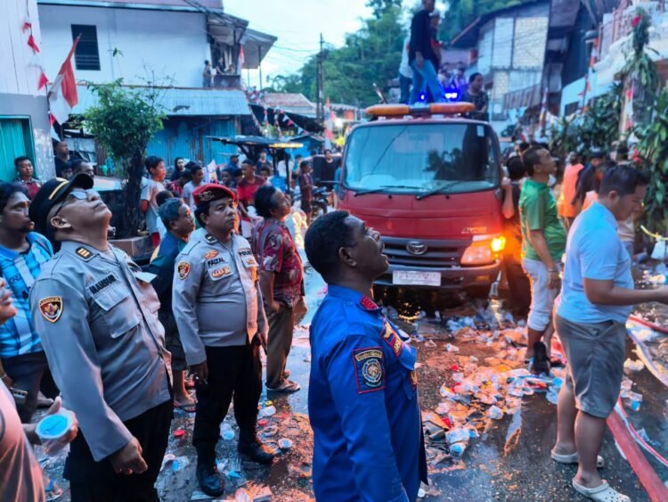 Polresta Jayapura Kota Respons Cepat Kebakaran di Apo Kali, Satu Unit Rumah Mengalami Kerusakan