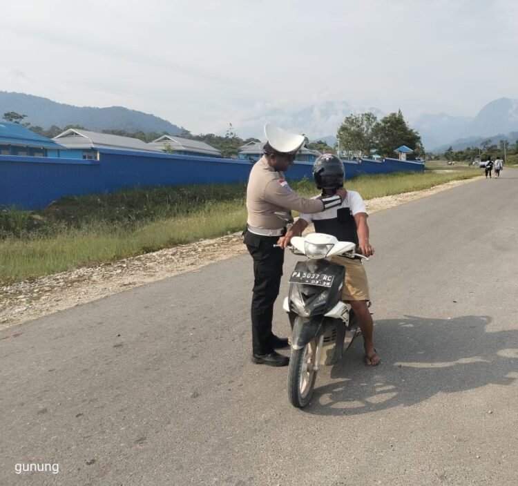 Satlantas Polres Mamberamo Tengah Gelar Strong Point Pagi, Hadir Berikan Pelayanan dan Wujudkan Kamseltibcar Lantas