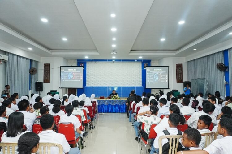 Polda Papua Edukasi Pelajar SMK Negeri 1 Jayapura tentang Bijak Bermedia Sosial dan Pencegahan Kejahatan Digital