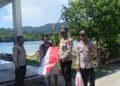 Semarak HUT ke-81 RI, Kapolsek Poom Bagikan Bendera kepada Warga