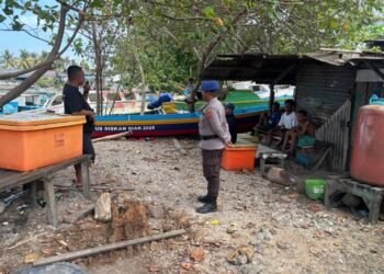Sat Polairud Polres Biak Numfor Sambangi Pantai Tiptop, Ajak Warga Jaga Kamtibmas dan Keselamatan Laut
