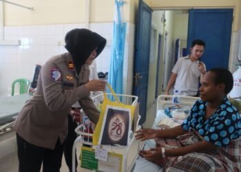 HUT Polwan ke-78, Polwan Polres Mappi Berbagi Kasih dengan Ibu Pasca Persalinan