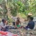 Dekat dengan Warga, Bhabinkamtibmas Sambangi Pengolah Sagu di Kampung Wapur