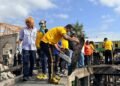 Polresta Jayapura Kota Bersama Forkopimda Gelar Kerja Bakti Bersihkan Puing-Puing Pasca Kebakaran di Dok 5 Bawah