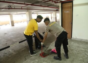 Polda Papua Hadir untuk Masyarakat, Bersihkan Wisma Atlet Mandala bagi Pengungsi Kebakaran