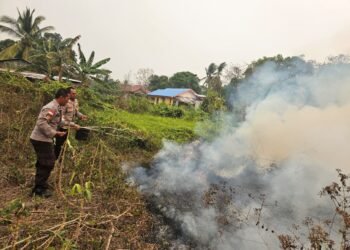 Respons Cepat Polsek Tanah Miring, Karhutla Dekat Permukiman Berhasil Dipadamkan