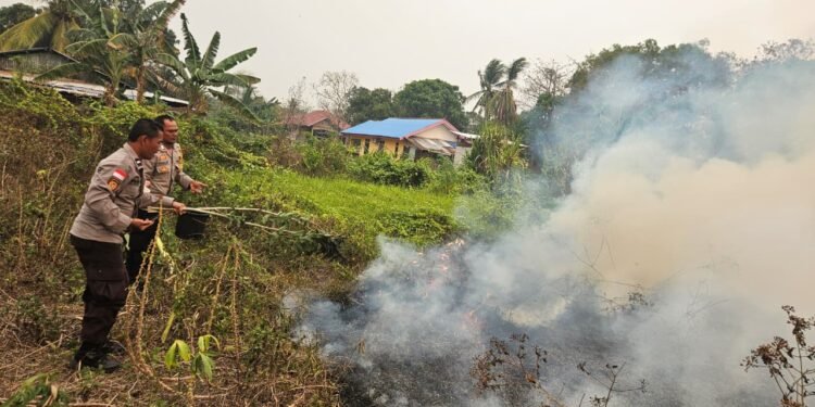 Respons Cepat Polsek Tanah Miring, Karhutla Dekat Permukiman Berhasil Dipadamkan